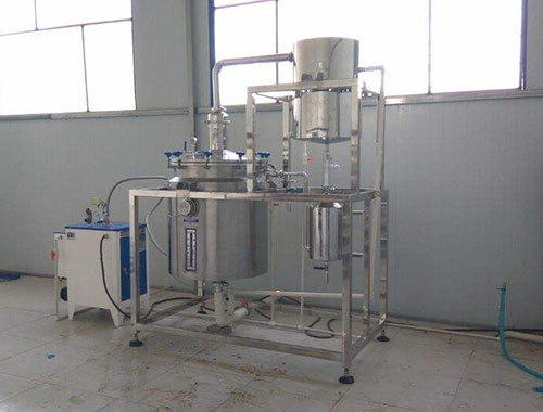 玫瑰精油提取設備進行精油提取